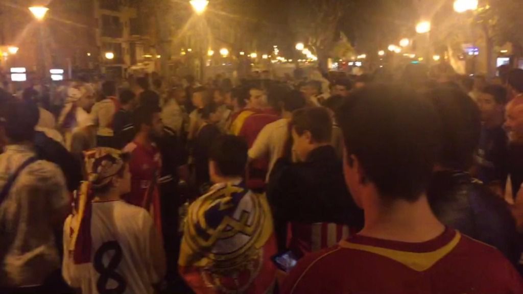 Los aficionados del Real Madrid celebran el triunfo de su equipo
