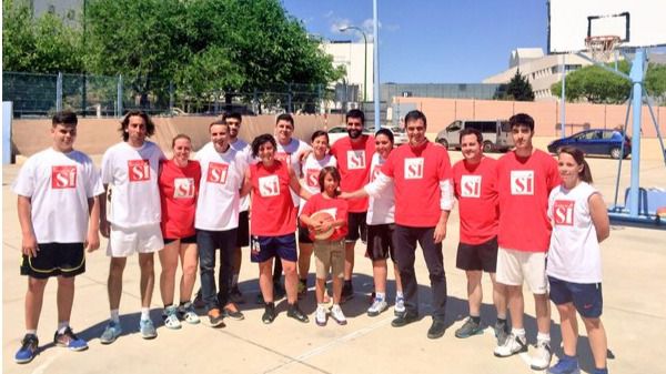 Pedro Sanchez, Pere Joan Pons y militantes tras una pachanga de baloncesto