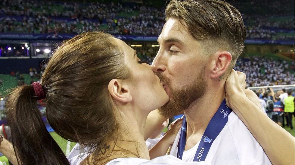 Pilar Rubio y Sergio Ramos en un apasionado beso