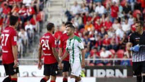 Momento de tensi&oacute;n con Andone en el partido