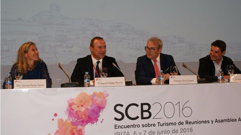 Vicent Torres y Carmen Ferrer con Augusto Hidalgo, pdte. de la SCB