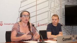 La vicepresidenta De Sans y el conseller Ribas en la rueda de prensa
