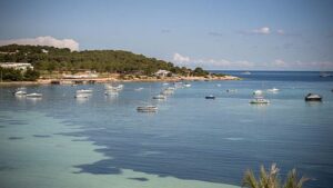 Embarcaciones fondeadas en la bah&iacute;a de Talamanca