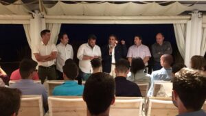 Mar&iacute; Bos&oacute; y Santi Mar&iacute; con los j&oacute;venes del PP