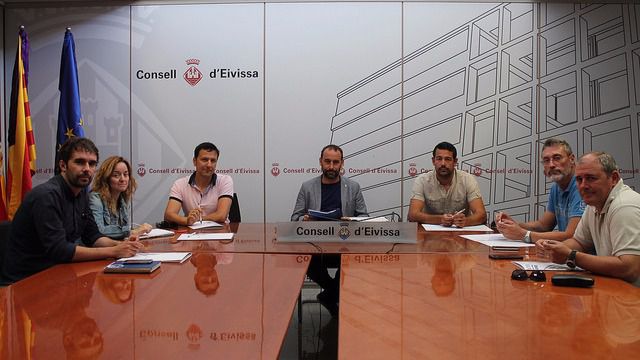 La mesa está presidida por el conseller insular de Medio Ambiente, Miquel Vericad