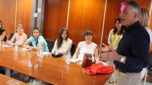 El director insular de Turismo y la vicepresidenta del Consell con agentes h&uacute;ngaros