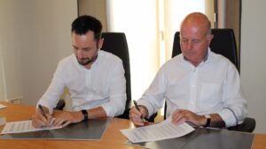 Los alcaldes Rafa Ruiz y Pep Tur 'Cires' durante la firma del convenio