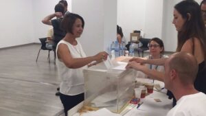 La candidata socialista ha votado en el colegio de calle Castella en Vila