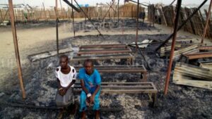 Dos ni&ntilde;as en una escuela destruida en Sud&aacute;n del Sur
