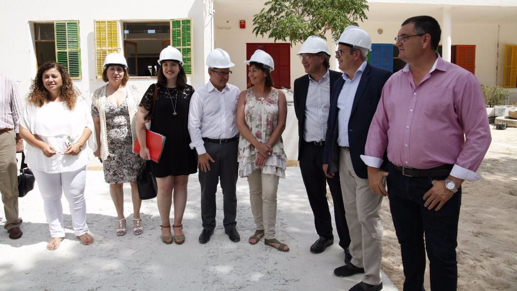 La presidenta del Govern junto a dos consellers y el alcalde de Sant Josep
