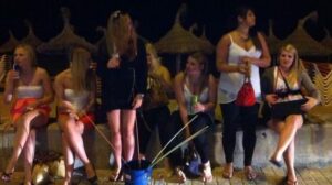 Un grupo de turistas haciendo botell&oacute;n en la v&iacute;a p&uacute;blica