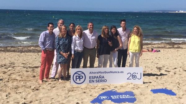 Los candidatos del PP al Congreso y al Senado en la playa de Can Pere Antoni
