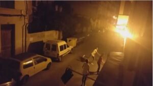 Momento en el que arrojan objetos contra la fachada