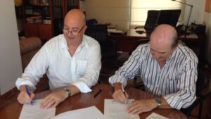 De izquierda a derecha, Bartomeu Bestard y Antonio Gonz&aacute;lez Clemente, en el momento de la firma