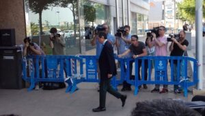 El expresident llegando cabizbajo a la EBAP