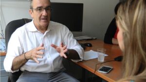 Un momento de la entrevista al exjuez Yllanes