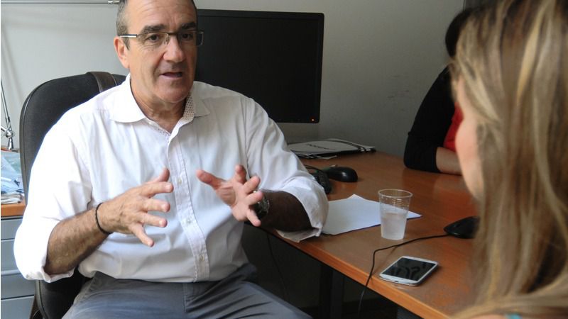 Un momento de la entrevista al exjuez Yllanes