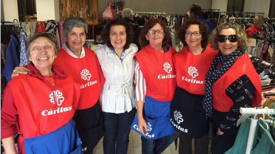 La consellera de Cooperació con voluntarias de Cáritas