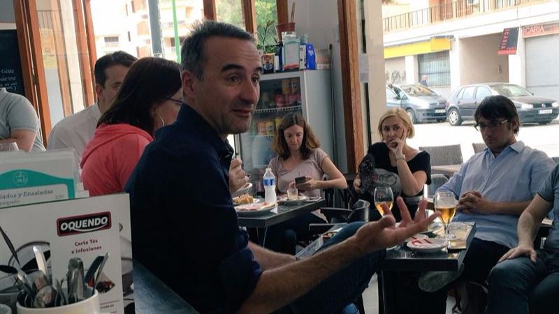 Pere Joan Pons rodeado de su gente