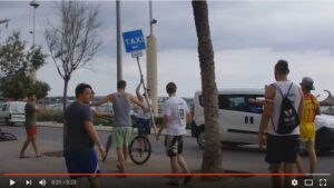 Vea aqu&iacute; el v&iacute;deo de unos turistas 'paseando' un poste de taxis por S'Arenal