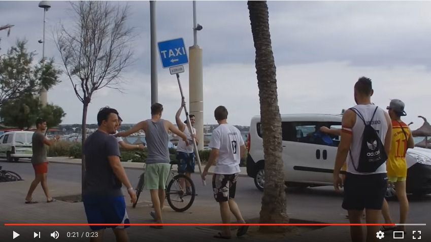 Vea aquí el vídeo de unos turistas 'paseando' un poste de taxis por S'Arenal