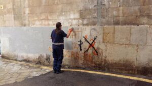 Uno de los operarios procediendo a la limpieza de la pintada