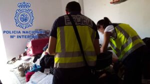 Los agentes, en uno de los pisos de la organizaci&oacute;n