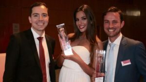 El Dr. Ferr&aacute;n Llansana, la Miss Natalia Ferrer y el ceramista Juan Sampol