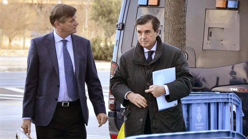 El abogado Zaforteza junto a su representado