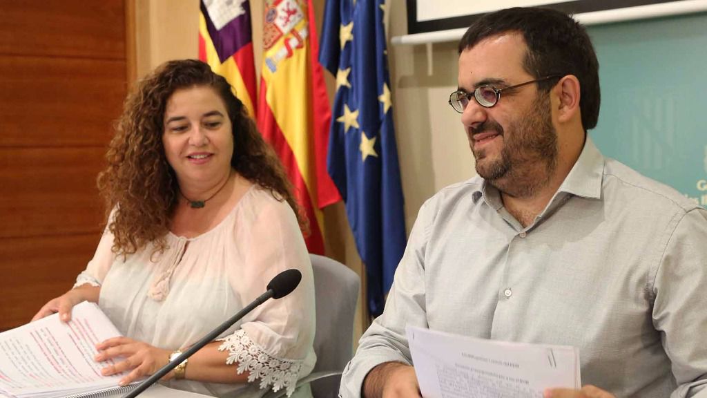 La portavoz Pilar Costa junto al conseller Vidal