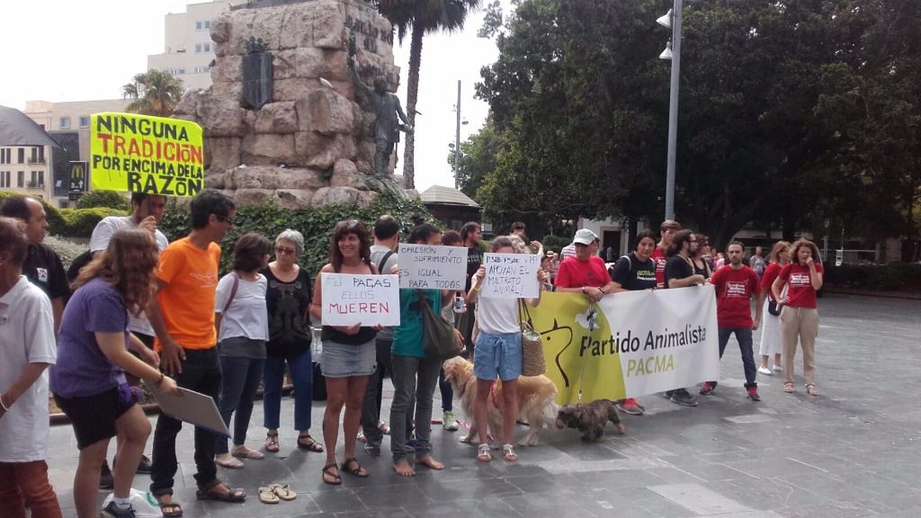 Los activistas antitaurinos en la plaza de Espanya de la capital balear