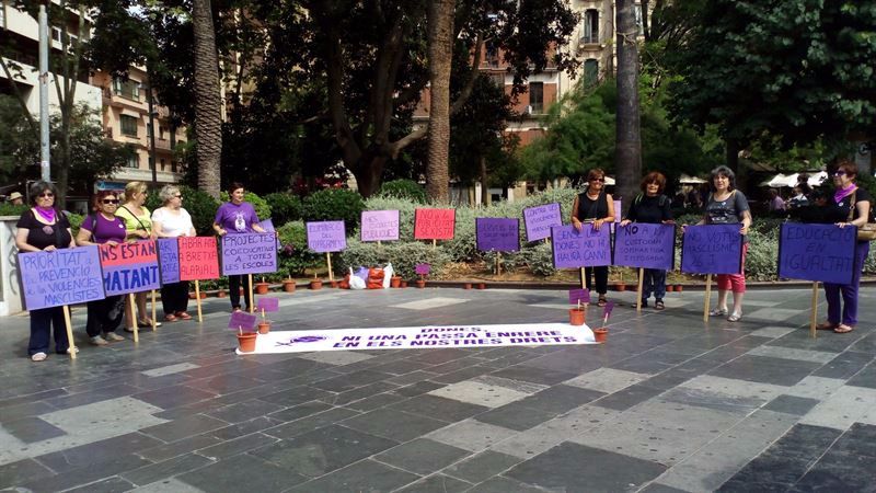 Un grupo de mujeres despliegan sus pancartas reivindicativas