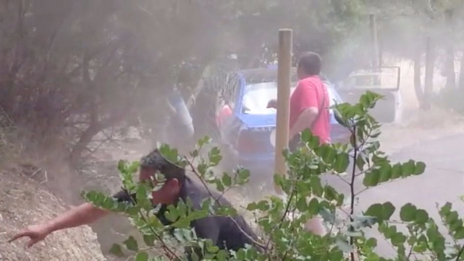 Momento en el que el piloto invade la zona en la que se encontraban los espectadores