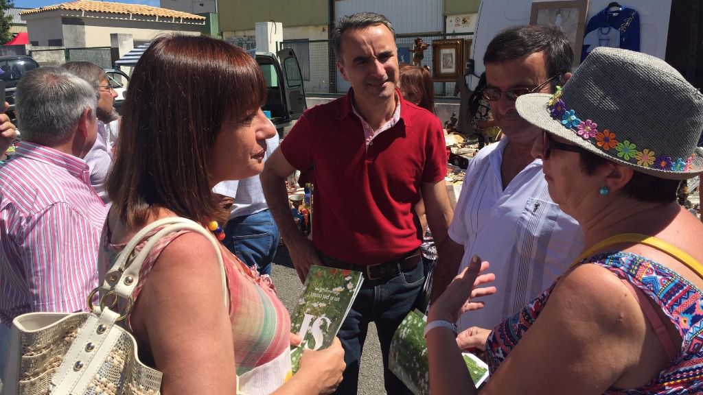 Francina Armengol y Pere Joan Pons hablan con asistentes al mercat de Consell