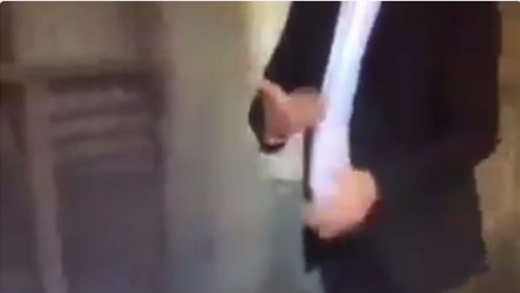 Éste es el gesto de limpiarse las manos que hace el candidato socialista