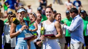 La ganadora de dobles recoge el premio junto a su compa&ntilde;era y su hija en brazos