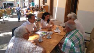 Pere Joan Pons y Natalia Troya con unos pensionistas