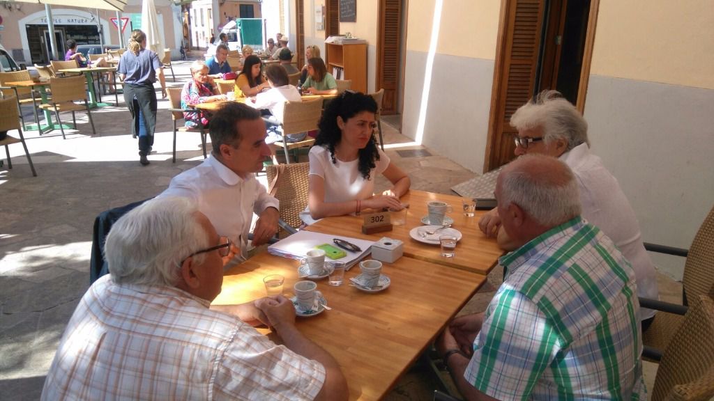 Pere Joan Pons y Natalia Troya con unos pensionistas