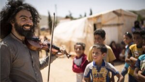 Ara Malikian ense&ntilde;ando a tocar el viol&iacute;n a ni&ntilde;os refugiados