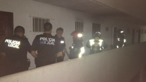Momento en el que bomberos y polic&iacute;a local de Calvi&agrave; llegan al lugar del siniestro