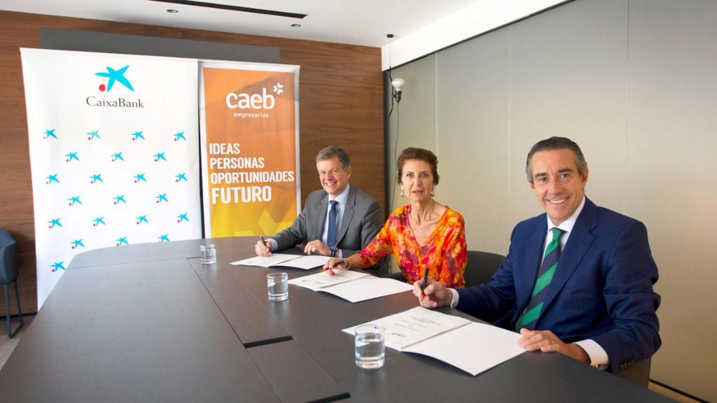 Carmen Planas, el director general de CaixaBank y el director territorial de CaixaBank en Balears