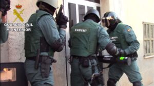 Los agentes de la Guardia Civil en uno de los 17 registros efectuados