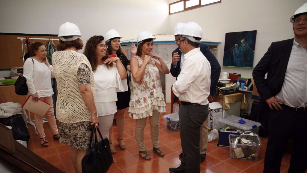 La presidenta del Govern acompañada de los consellers Pilar Costa y Martí March