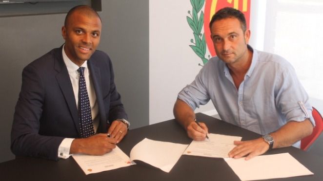 El consejero delegado y el ya director deportivo, firmando el contrato