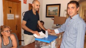 El glosador, depositando su voto