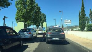 En la puerta de entrada del garaje de personal