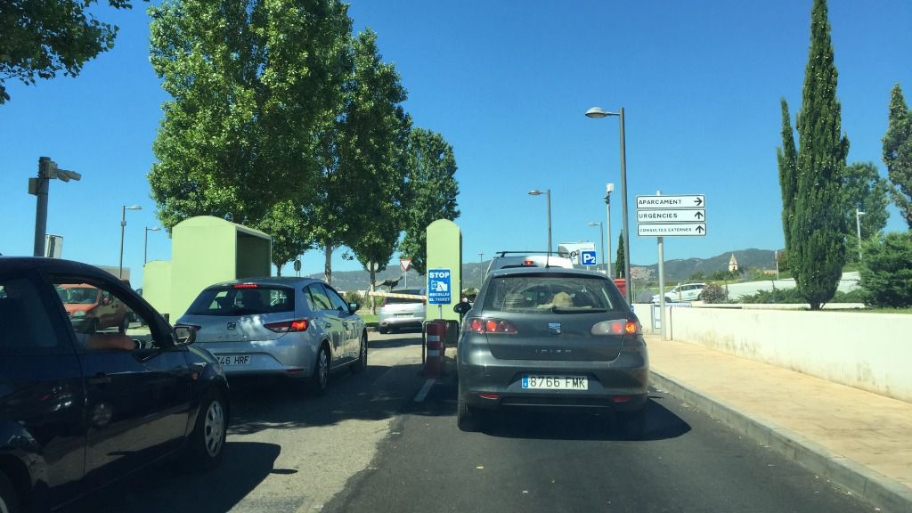 En la puerta de entrada del garaje de personal