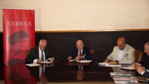 Abel Matutes en la firma con el presidente y el rector de la universidad