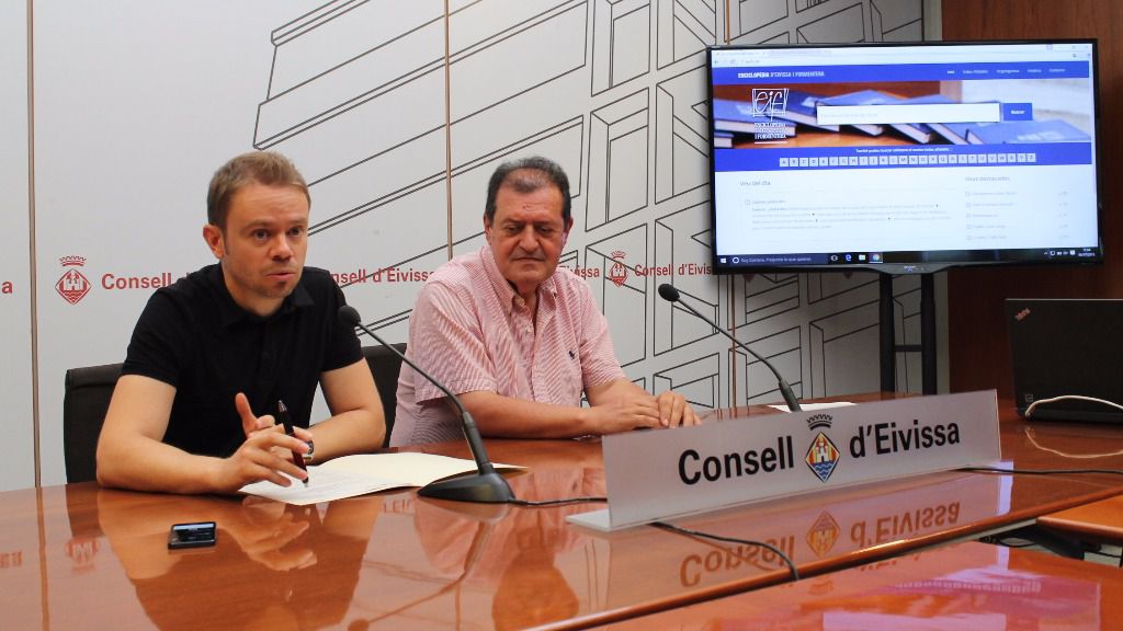 El conseller David Ribas (iza) y Felip Cirrer, director de la Enciclopedia