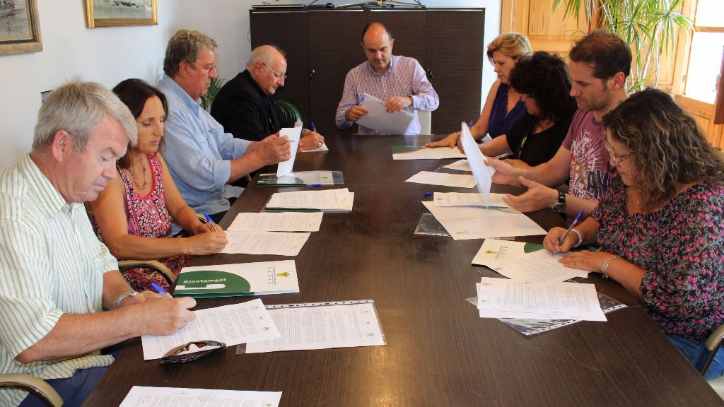 Momento de la firma de los convenios con las entidades sin ánimo de lucro